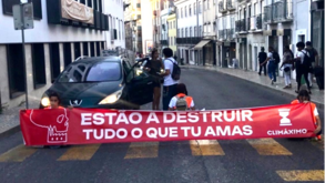 Ativistas bloqueiam rua de São Bento em Lisboa: há três detidos 