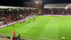 Adepto do Leyton Orient morre na bancada: dezenas sentaram-se no relvado para parar o jogo