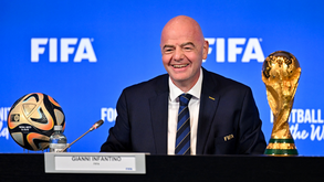 Claudio Tapia elogia Infantino: «Comprometeu-se a que a Argentina ia ser uma das sedes do Mundial, e cumpriu»