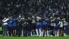 Jogadores e equipa técnica juntos no Dragão para lá da hora