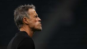 Ex-avançado francês arrasa Luis Enrique: «Cometeu erros e mais erros, achou que o Newcastle era lixo»