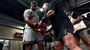 Mike Tyson prepara Ngannou para combate épico com Tyson Fury: «Ter pressão é um privilégio»