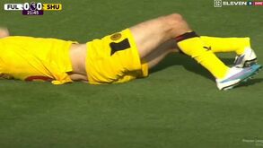 Imagens chocantes: Fulham-Sheffield interrompido por lesão arrepiante