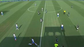Gilberto (ex-Benfica) viu o guarda-redes do Goiás adiantado e marcou... do meio-campo