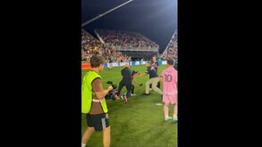 A autêntica placagem do guarda-costas de Messi a jovem adepto que invadiu o relvado