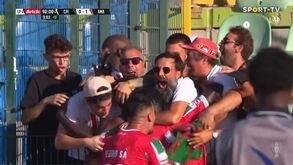 Insólito: Ronaldo Tavares tirou a camisola nos festejos, ficou sem ela de vez e teve de sair de campo