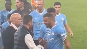 Confusão no Emirates: Kyle Walker atira-se a adjunto do Arsenal após derrota do City 