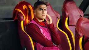Paulo Dybala desfalca Roma de Mourinho durante um mês