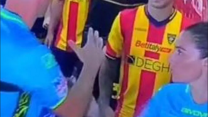 Árbitro italiano deixa a sua assistente de mão estendida e... corre risco de ser suspenso