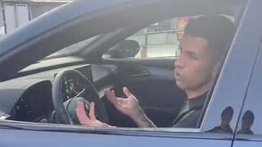 João Cancelo não escondeu irritação após ser abordado por adeptos do Barcelona 