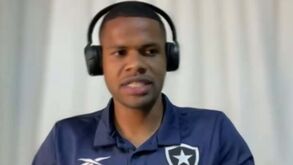 Avançado do Botafogo e a decisão de Bruno Lage de 'sentar' Tiquinho: «Foi um divisor de águas»