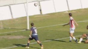 Não é só no 'FIFA' mas também na Liga Revelação: bola bate em toda a gente e... é golo 