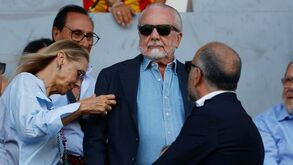 De Laurentiis e a Supertaça na Arábia: «Já pensaram que em 4 aviões levamos 120 jogadores que valem o que valem? São estúpidos!»