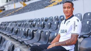 Dossiê Clinton pode aquecer: ex-clube do reforço do V. Guimarães não reconhece transferência