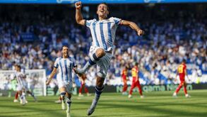 Longa fila por um bilhete: Jogo com o Benfica provoca enchente no Estádio da Real Sociedad
