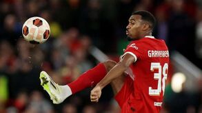 Rancor de Koeman por Gravenberch