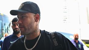 Neymar junta-se à seleção brasileira