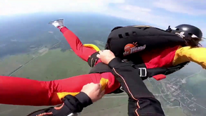 Instrutor de paraquedismo salva mulher em plena queda livre: aluna não abriu o paraquedas