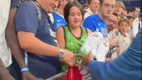 Doncic volta a Madrid e dá sapatilhas a adepta em troca de ... bolos tradicionais espanhóis
