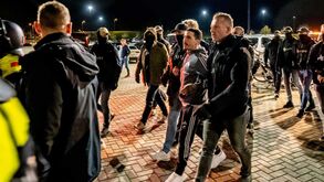 O momento em que Josué é levado pela polícia depois do AZ Alkmaar-Légia Varsóvia