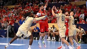 A crónica do Veszprém-FC Porto, 44-34: Faltou betão ao muro