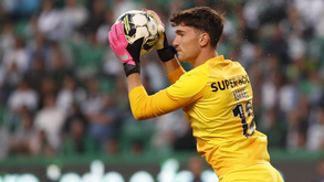 Franco Israel agarra a baliza do Sporting na Taça