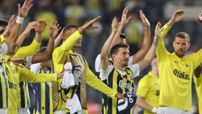 Arranque avassalador do Fenerbahçe deixa equipa de Miguel Crespo a sonhar com o título