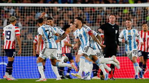 Otamendi é capitão da Argentina e marcou este golo após remate acrobático