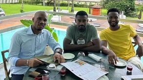 Antigos craques do Chelsea juntam-se à mesa e Mourinho reage: «Falta o pai!»
