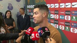 Georgina atenta e sorridente enquanto Cristiano Ronaldo fala aos jornalistas