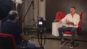 A história da mítica fotografia de Toni com Eusébio ajoelhado a seus pés: «Um golo para mim não era nada...»