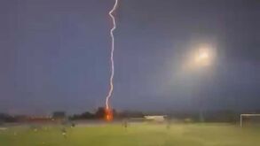 Imagens impressionantes: relâmpago deixa treino do CF Oliveira do Douro completamente às escuras