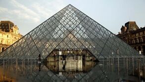 Museu do Louvre em Paris fechado 