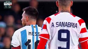 Messi responde a cuspidela de jogador do Paraguai: «Nem sei quem ele é...»