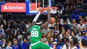 Neemias Queta imperial pelos Boston Celtics na visita aos Sixers