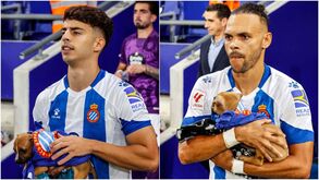 Jogadores do Espanyol entraram em campo frente ao Valladolid com... cães nos braços