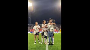 Emocionado e com milhares a aplaudir: Matías Fernández ao lado da família no adeus ao futebol