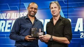 Paulo Alves recebeu prémio de melhor treinador do ano passado da 2ª Liga