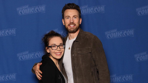 'Capitão América' mostra aliança de casamento com a portuguesa Alba Baptista