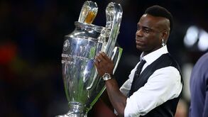 Ibrahimovic critica Balotelli e italiano responde com foto provocadora