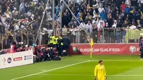 Adepto invadiu relvado para agarrar Cristiano Ronaldo e deixou CR7 com algumas queixas