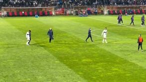 Cristiano Ronaldo ficou no relvado para ver o estado de João Félix e um apanha-bolas aproveitou