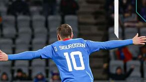 Gylfi Sigurdssonn quebra o gelo com um bis pela Islândia