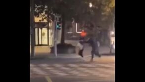 O momento do ataque a tiro em Bruxelas que vitimou duas pessoas