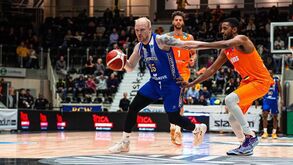 Norrkoping-FC Porto, 71-79: mão quente de Omlid