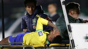 Neymar sofre lesão grave no joelho e sai do campo a chorar