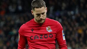 Guarda-redes da Real Sociedad prefere não pensar já no Benfica: «O treinador mata-me»