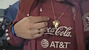 O verdadeiro herói mexicano: Até o colar de Memo Ochoa é famoso...