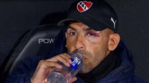 Carlos Tévez desmaia na casa de banho, bate com a cabeça e passa a noite no hospital