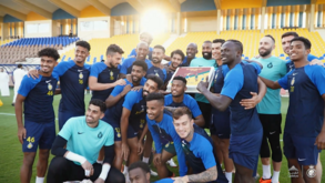 Cristiano Ronaldo surpreendido no treino do Al Nassr com bolo gigante